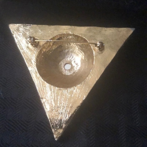 🎁Textured triangular Gold brooch with Faux Ruby stone center. Great gift. 🎁 - Picture 3 of 4